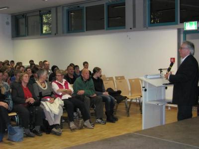 Prof Hasinger vor Zuhörern in Halle 4